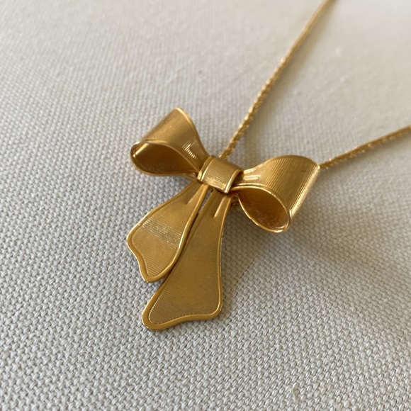 1980 Avon Brushed Goldtone Bow Necklace - Picture 2 of 10